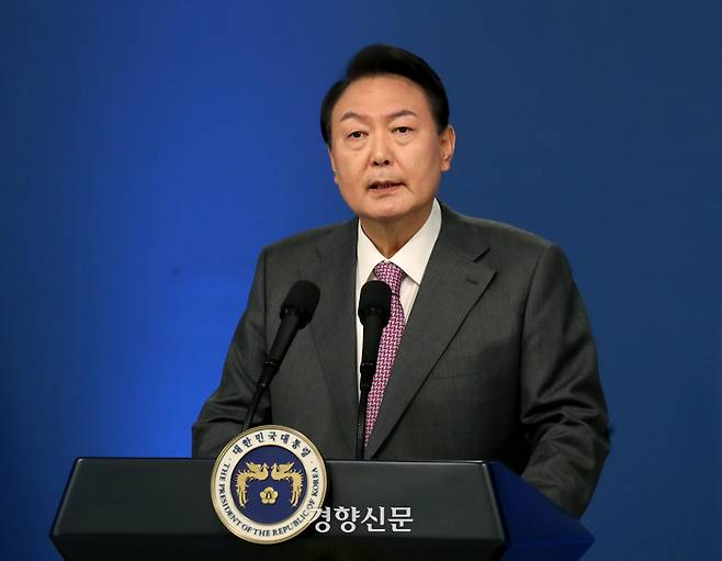 윤석열 대통령이 지난 17일 용산 대통령실 청사에서 취임 100일을 맞아 연 첫 공식 기자회견에서 소회와 국정운영 구상을 밝히고 있다. 대통령실사진기자단·경향신문 강윤중 기자