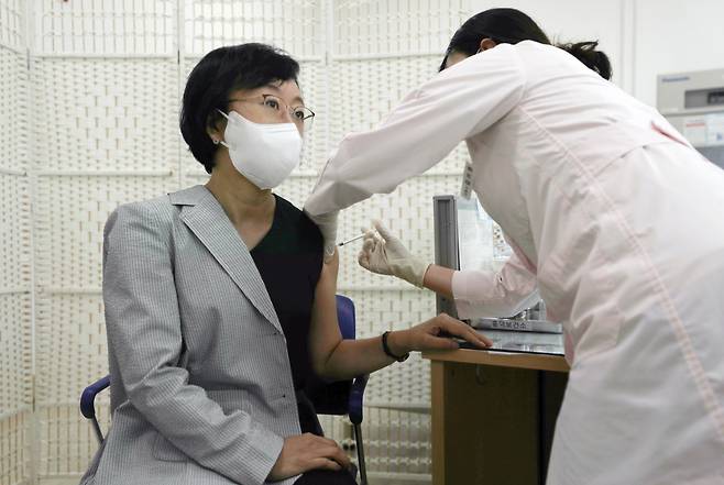 Drug safety minister Oh Yu-kyoung receives her second booster at a public health clinic in Cheongju, North Chungcheong Province, on Aug. 3. (Yonhap)