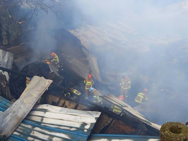 18일 오전 2시 50분께 대구 달성군 화원읍 명곡리 한 직물공장에서 원인을 알수 없는 불이 나, 3시간여 만에 진화됐다. (대구소방안전본부 제공) 2022.08.18