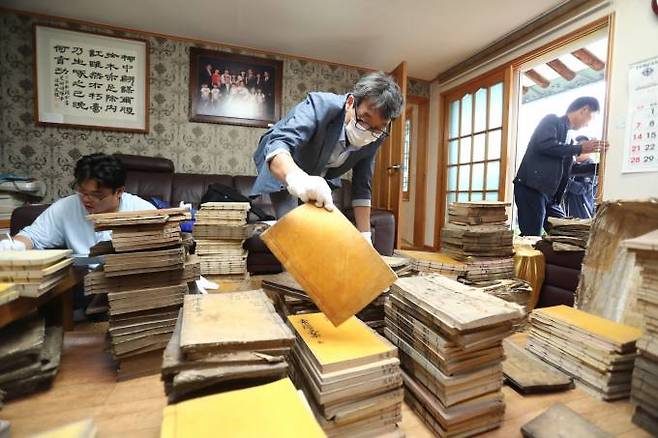 한국국학진흥원이 개인 주택에서 국학자료를 인수하고 있다. (한국국학진흥원 제공) 2022.08.18