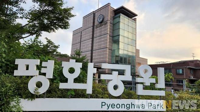 고(故) 김대중 전 대통령 서거 13주기 추모 평화음악회가 17일 저녁 7시 서울 마포구 김대중도서관에서 열렸다. 김대중도서관 전경.&nbsp; &nbsp;사진=황인성 기자