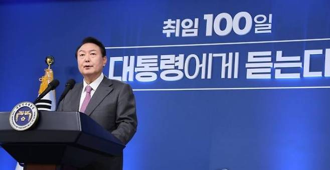 윤석열 대통령이 지난 17일 서울 용산 대통령실 청사에서 열린 취임 100일 기자회견 '대통령에게 듣는다'에서 그동안의 소회와 향후 정국 운영 방안 등을 밝히고 있다. &nbsp; 연합뉴스
