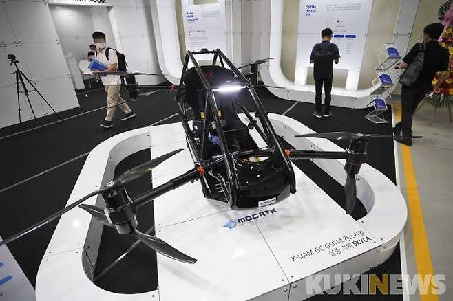 18일 오후 서울 강남구 코엑스에서 열린 '2022 무인이동체산업엑스포'를 찾은 관람객들이 UAM 항공기 스카일라(SKYLA)를 살펴보고 있다.