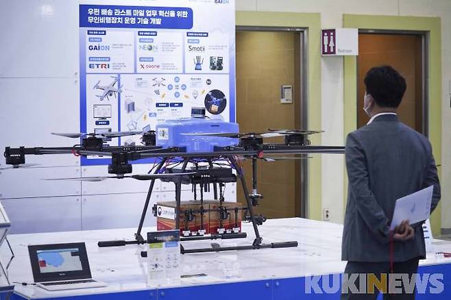 18일 오후 서울 강남구 코엑스에서 열린 '2022 무인이동체산업엑스포'를 찾은 관람객이 무인이동체들을 살펴보고 있다.