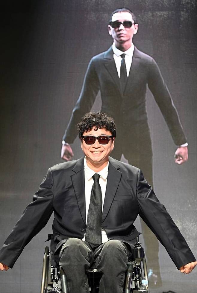 버추얼 아바타로 구현한 강원래(뒤)와 강원래. 갤럭시코퍼레이션&nbsp;