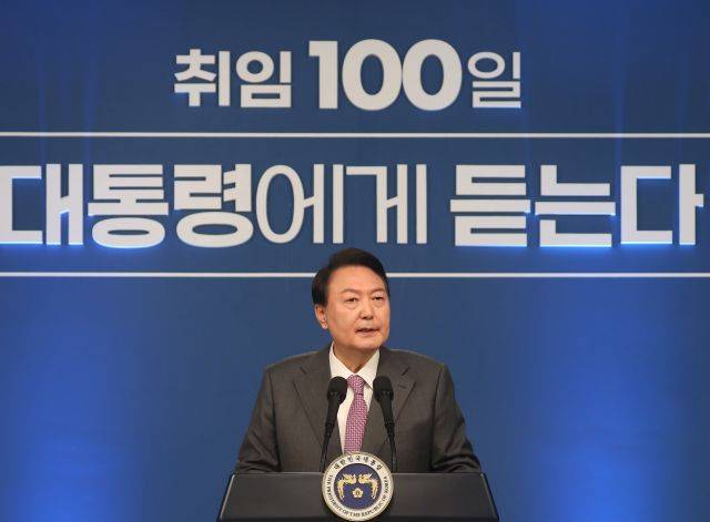 윤석열 대통령이 17일 서울 용산 대통령실 청사에서 열린 취임 100일 기자회견 '대통령에게 듣는다'에서 기자들의 질문에 답변하고 있다. 연합뉴스