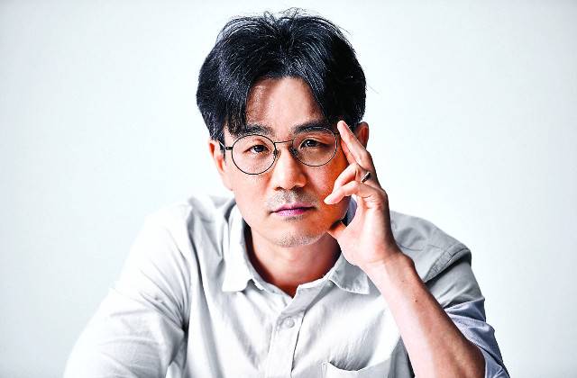 기자 출신 소설가로 ‘댓글부대’ ‘한국이 싫어서’ ‘당선, 합격, 계급’ 등 동시대의 문제를 날렵하게 써냈던 장강명이 6년 만에 신작 장편소설 ‘재수사’(전 2권)를 출간했다. 3년을 들여 원고지 3100매로 완성한 이 소설은 사실적인 경찰소설이면서 현대 사회와 사상에 대한 묵직한 진단을 담고 있다. 은행나무 제공