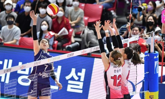 한국도로공사 이예림(왼쪽)이 18일 전남 순천 팔마체육관에서 열린 KGC인삼공사와의 2022 순천·도드람컵 프로배구대회 여자부 B조 예선 3차전에서 공격을 시도하고 있다. [한국배구연맹 제공]