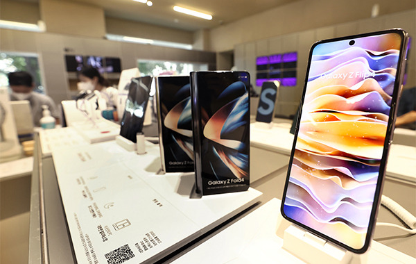 Samsung Electronics Galaxy Z Flip 4 and Z Fold 4. [Photo by Yonhap]