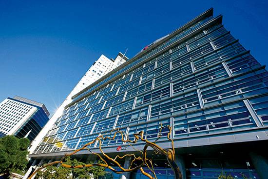 화장품 대표 주자인 LG생활건강과 아모레퍼시픽이 2분기 나란히 부진한 실적을 냈다. 하지만 전망은 엇갈린다. LG생활건강은 재도약할 가능성이 크다는 기대감이 나온다. 반면 아모레퍼시픽은 단기간 내 반등이 어려울 것이라는 의견이 주를 이룬다. 사진은 LG생활건강 사옥. (LG생활건강 제공)