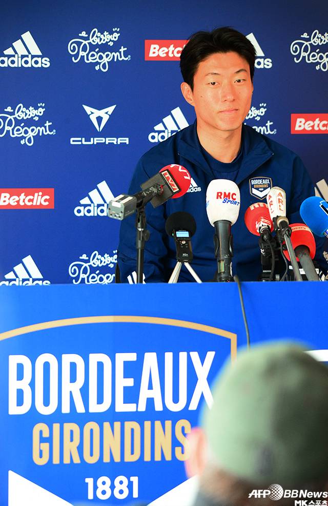 황의조가 프랑스프로축구 리그2로 강등된 보르도에 남을 수도 있다는 현지 분석이 나왔다. 구단은 내부적인 판단 기준보다 낮은 이적료를 받고 다른 팀에 보내길 꺼리고 있다. 사진=AFPBBNews=News1