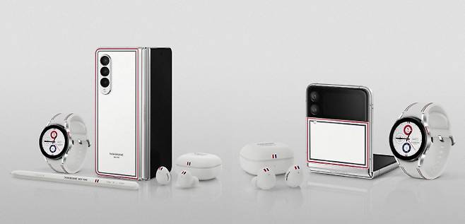 갤럭시Z폴드3(왼쪽)·갤럭시Z플립3 톰브라운 에디션. [사진 제공 = 삼성전자]