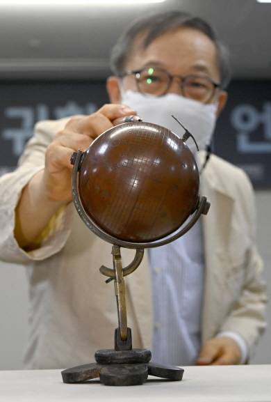 18일 서울 국립고궁박물관에서 이용삼 충북대 명예교수가 조선시대 휴대용 구형 해시계인 일영원구에 대해 설명하고 있다. 신창섭 기자