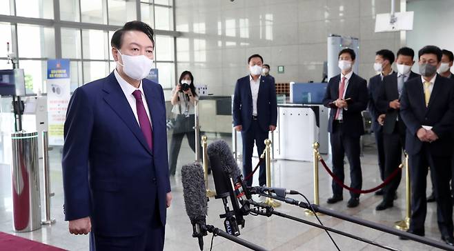 윤석열 대통령이 18일 서울 용산 대통령실 청사로 출근하며 기자들과 질의응답을 하고 있다. [연합]