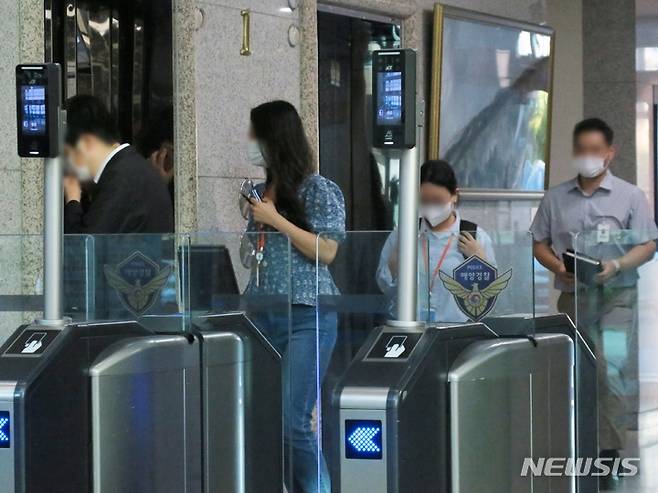 [인천=뉴시스] 김동영 기자 = ‘서해 피살 공무원 사건’을 수사 중인 검찰이 17일 오후 인천 연수구 송도동 해양경찰청에서 압수수색을 진행하고 있다. 2022.08.17. dy0121@newsis.com