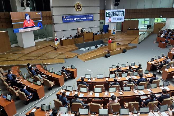 [수원=뉴시스] 이병희 기자 = 곽미숙 경기도의회 국민의힘 대표의원이 제362회 임시회 제3차 본회의에서 대표의원 연설을 하고 있다. 2022.08.18. iambh@newsis.com *재판매 및 DB 금지