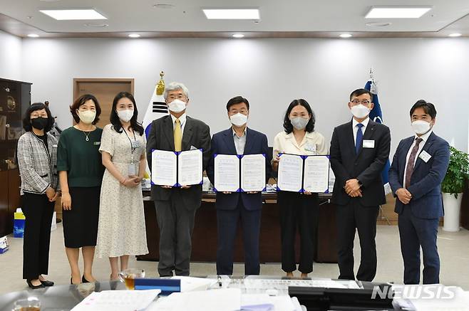 [성남=뉴시스]경기 성남시는 18일 시청 4층 회의실에서 신상진 성남시장과 이중의 성남시의료원장, 나해리 보바스기념병원장 등이 참석한 가운데 ‘저소득층 치매 감별검사 지원 사업에 관한 협약’을 했다