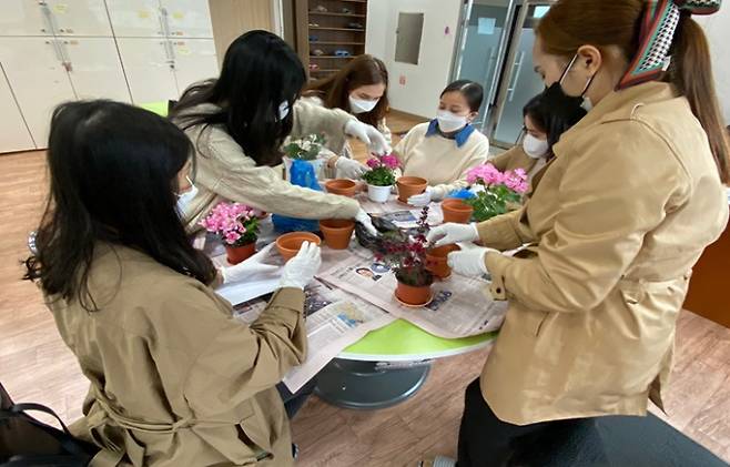 웰빙생활반 그룹 결혼이민자들이 모여 화분 만들기를 진행하고 있다. 포항시가족센터 제공