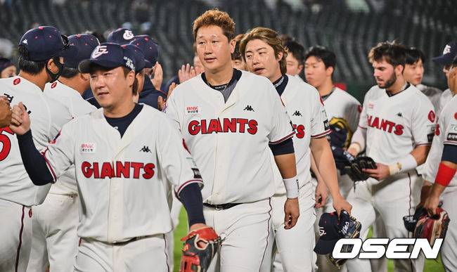 [OSEN=부산, 이석우 기자]롯데 자이언츠 이대호와 선수들이 KT 위즈에 1-0으로 승리한 후 하이파이브를 하고 있다. 2022.08.18 / foto0307@osen.co.kr