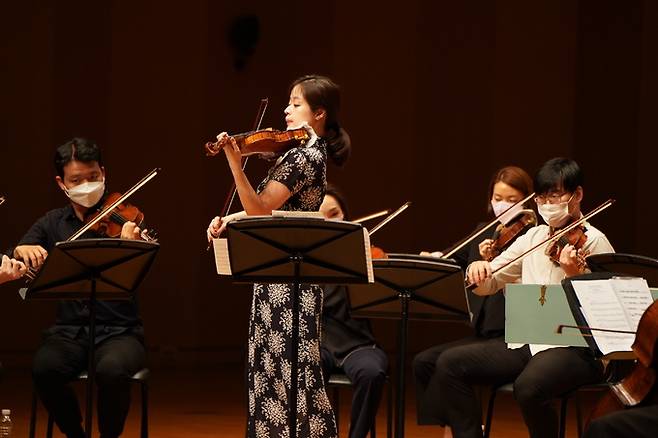 바이올리니스트 김다미가 지난 5월 경기 고양아람누리 아람음악당에서 시대악기 연주단체 ‘콜레기움 무지쿰 서울’과 비발디의 사계절을 협연하고 있다. HMS프로덕션 제공