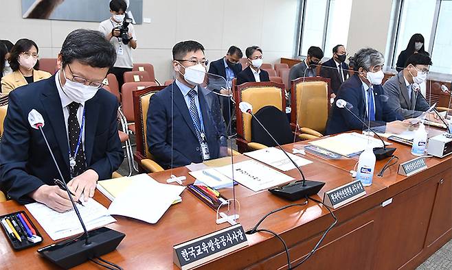 김유열 한국교육방송공사 사장(왼쪽부터), 임승철 원자력안전위원회 사무처장, 한상혁 방송통신위원장, 김의철 한국방송공사 사장이 18일 서울 여의도 국회에서 열린 과학기술정보방송통신위원회 전체회의를 준비하고 있다. 이종호 과기정통부 장관은 이날 오전 회의에 불참했다. 연합뉴스