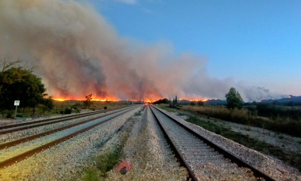 17일(현지시간) 스페인 발렌시아 지역 카스테욘 바라카스 기차역에서 본 ‘베지스 산불’. 출처=트위터