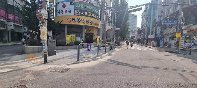 서울 동작구청이 불법 주정차 방지를 위해 보도 확장 공사를 시행한 흑석로 교차로 공사 후 모습. 동작구 제공.