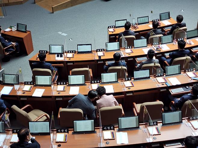 경기도의회 국민의힘 대표의원 연설. - 경기도의회 국민의힘 곽미숙 대표의원이 연설하는 도중 국민의힘 의원석 곳곳이 비어있다.