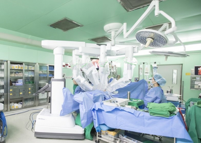 의료용 로봇이 한 종합병원 수술실에서 수술을 하고 있다. 연합뉴스