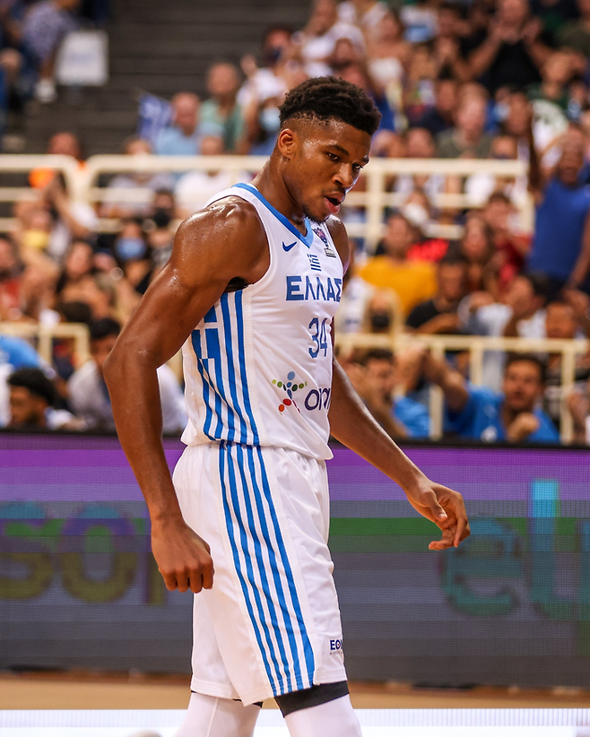 그리스가 폴란드를 압도적인 경기력으로 이겼다. 야니스 아데토쿤보 공식 SNS 제공