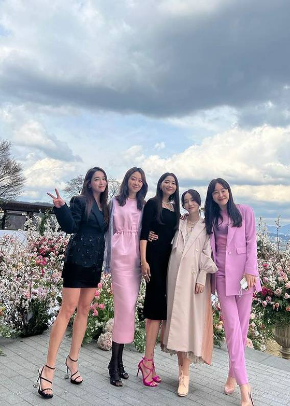 ▲ 손예진·현빈 부부의 결혼식에 참석했던 이민정, 공효진, 오윤아, 이정현, 엄지원(왼쪽부터). 출처| 엄지원 인스타그램