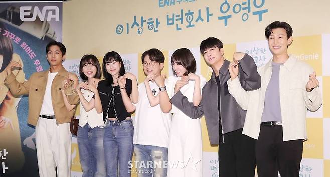유인식 감독(왼쪽 네번째), 배우 주종혁, 주현영, 하윤경, 박은빈, 강태오, 강기영이 18일 오후 서울 용산구 아이파크몰 CGV에서 열린 ENA 수목드라마 '이상한 변호사 우영우' 마지막회 단체 관람 행사에 참석해 포즈를 취하고 있다.  '이상한 변호사 우영우'는 천재적인 두뇌와 자폐스펙트럼을 동시에 가진 신입 변호사 우영우(박은빈 분)의 대형 로펌 생존기로, 현재 14회까지 최고 시청률 15.8%를 기록하며 뜨거운 인기를 모았다. 현재 시즌2 제작이 논의 중이다. 2022.08.18 /사진=김창현 기자 chmt@