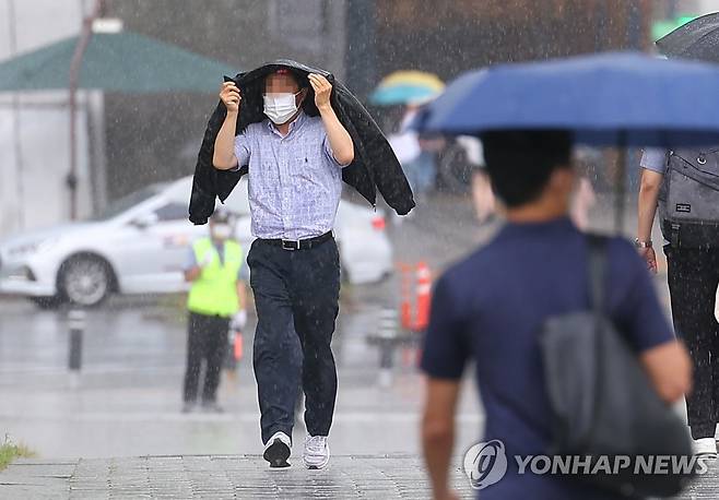 소나기 피해 뛰어가는 시민 [연합뉴스 자료사진]