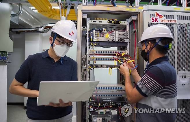 SKT, 유무선 통합 허브로 네트워크 관리 강화 (서울=연합뉴스) SK텔레콤이 이동통신망 프론트홀에 적용되는 유무선 통합 허브 장비를 상용화해 네트워크 관리 역량을 강화했다고 18일 밝혔다. 사진은 SK텔레콤과 SK브로드밴드 엔지니어가 유무선 통합 허브를 점검하는 모습. 2022.8.18 [SKT 제공. 재판매 및 DB 금지] photo@yna.co.kr