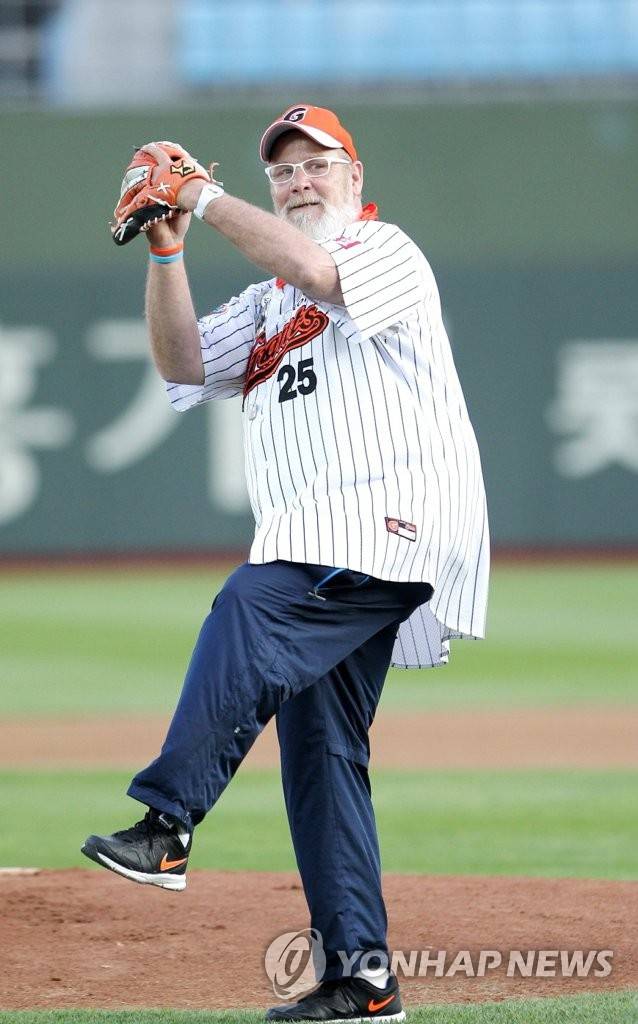 시구하는 캐리 마허 교수 [롯데자이언츠 제공. 재판매 및 DB 금지]]