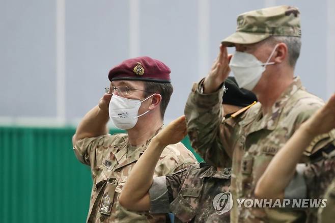 국기에 경례하는 해리슨 유엔사령부 부사령관 (서울=연합뉴스) 18일 경기도 파주시 캠프 보니파스에서 열린 '판문점 8.18 도끼만행사건 희생자 46주기 추모식'에서 해리슨 유엔사령부 부사령관이 국기에 경례하고 있다. 2022.8.18 [국방일보 제공. 재판매 및 DB 금지] photo@yna.co.kr