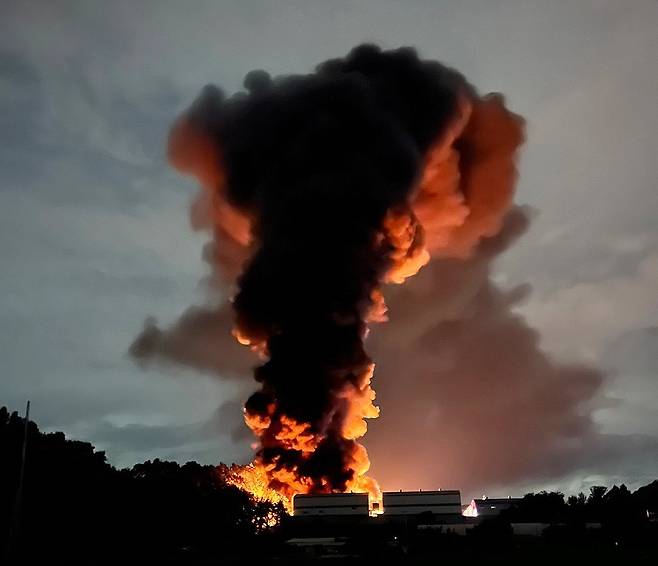 폐기물 재활용 시설 화재로 피어오르는 연기 [독자 제공. 재판매 및 DB 금지]