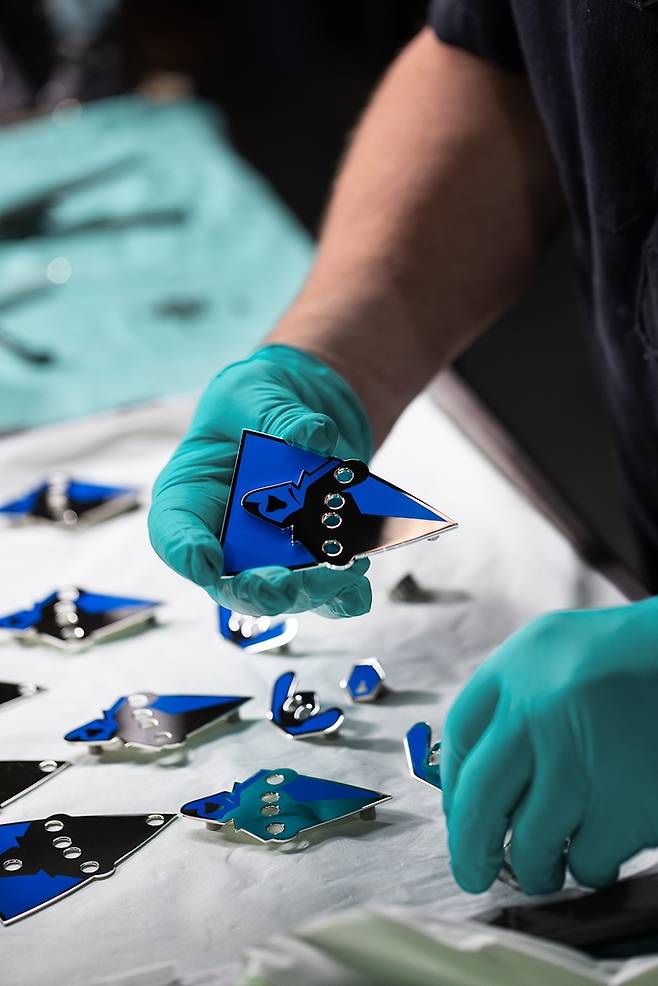 '소환사의 컵' 디자인하는 티파니앤코의 장인 [라이엇게임즈 제공]