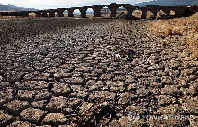 갈라진 스페인 과디아나강 바닥 (바다호스 AFP=연합뉴스) 스페인 서부 바다호스 지역의 과디아나강이 폭염과 가뭄으로 16일(현지시간) 말라 있다.