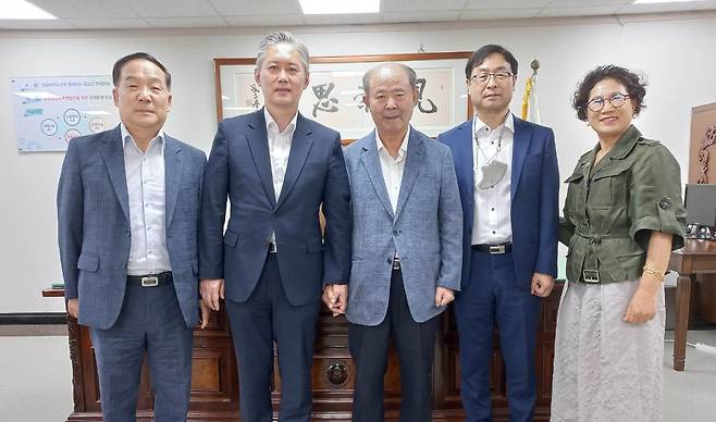 국민의힘 광주시당, 광주상의와 간담회 (광주=연합뉴스) 국민의힘 광주시당이 18일 광주상의를 방문해 간담회를 갖고 기념촬영을 하고 있다.(왼쪽부터 광주상의 최종만 상근부회장, 김정현 국민의힘 광주시당위원장, 광주상의 정창선 회장, 이석호 국민의힘 광주시당 대변인, 임민자 광주상의 부회장) 2022.8.18
minu21@yna.co.kr
(끝)