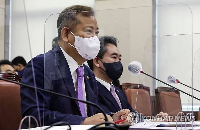 답변하는 이상민 행정안전부 장관 (서울=연합뉴스) 하사헌 기자 = 국회 행정안전위원회 전체회의가 18일 서울 여의도 국회에서 열렸다. 이상민 행정안전부 장관이 의원의 질의에 답변하고 있다. 2022.8.18 [국회사진기자단] toadboy@yna.co.kr