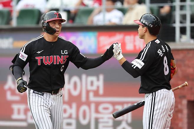홈런 치고 문성주와 손뼉 부딪치는 오지환 [LG 트윈스 제공. 재판매 및 DB 금지]