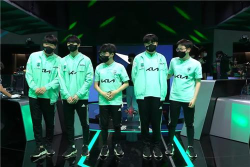인사하는 담원 기아 LoL 선수들 [LCK 공식 중계방송 캡처]