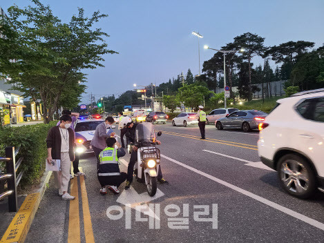 대전시와 경찰이 도로교통법을 위반한 이륜차 운전자를 단속하고 있다. (사진=대전시 제공)