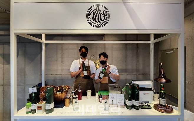 글렌피딕 칵테일 페스티벌에 참석한 앨리스바의 김하림 시니어 바텐더(왼쪽)와 박용우 헤드 바텐더가 글렌피딕 12년산 제품을 들어보이고 있다. (사진=백주아 기자)