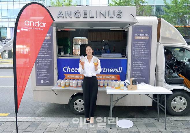 19일 오후 서울시 마포구 안다르 본사 사옥 앞에 마련된 ‘롯데백화점 커피트럭’ 앞에서 박효영 안다르 대표이사가 미소짓고 있는 모습. (사진=안다르)