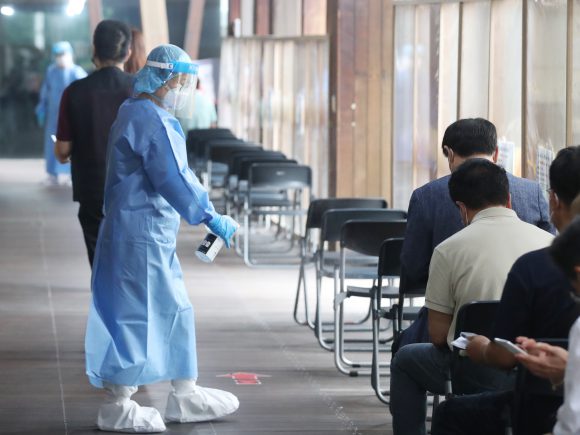 19일 오전 서울 송파구보건소에 마련된 코로나19 선별진료소에서 의료진이 소독을 진행하고 있다. [사진=뉴스1]