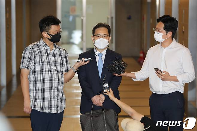 윤석열 정부 초대 공정거래위원장으로 지명된 한기정 서울대 법학전문대학원 교수가 19일 오전 서울 중구 한국공정거래조정원에 마련된 인사청문회 준비 사무실로 출근하며 소감을 발표하고 있다. 2022.8.19/뉴스1 ⓒ News1 이동해 기자