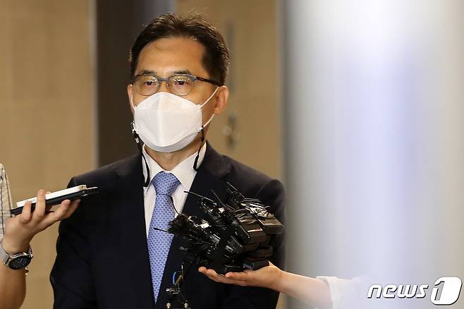 윤석열 정부 초대 공정거래위원장으로 지명된 한기정 서울대 법학전문대학원 교수가 19일 오전 서울 중구 한국공정거래조정원에 마련된 인사청문회 준비 사무실로 출근하며 입장을 밝히고 있다. 2022.8.19/뉴스1 ⓒ News1 이동해 기자