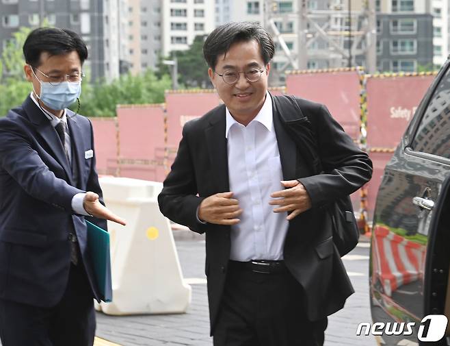 김동연 경기도지사가 취임 첫 날인 지난 7월1일 오전 경기 수원시 영통구 경기도청으로 출근하고 있다. (공동취재) 2022.7.1/뉴스1 ⓒ News1 김영운 기자
